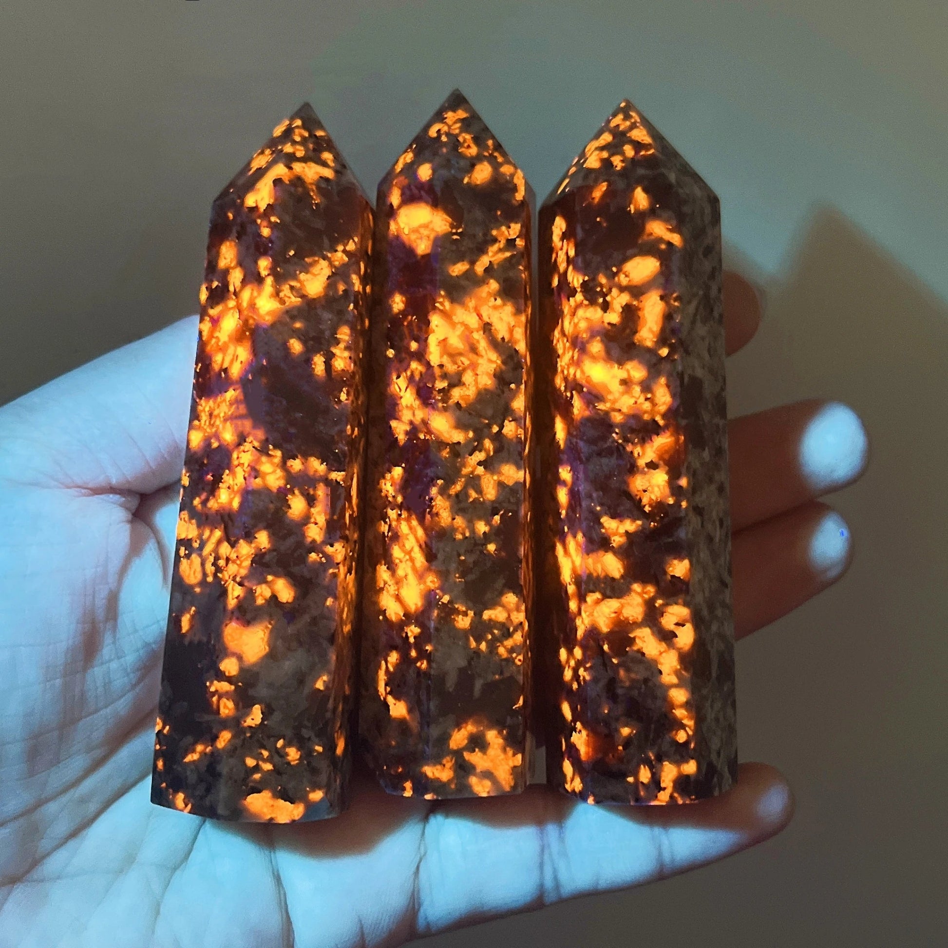 8 - 9cm Natural Yooperlite Fluorescing Sodalite Hexagonal Tower Crystal Flame Stone Point Energy Mineral Healing Home Decor - Gemtopia