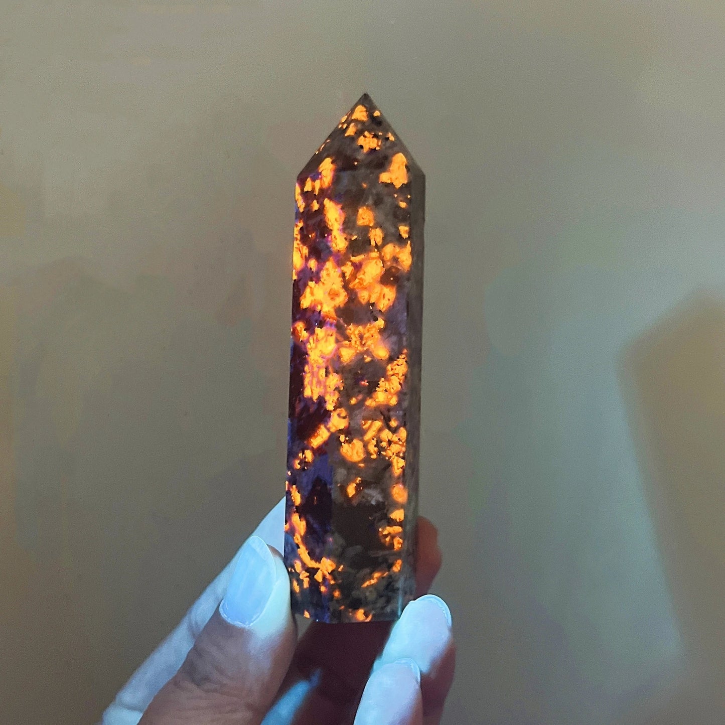 8 - 9cm Natural Yooperlite Fluorescing Sodalite Hexagonal Tower Crystal Flame Stone Point Energy Mineral Healing Home Decor - Gemtopia